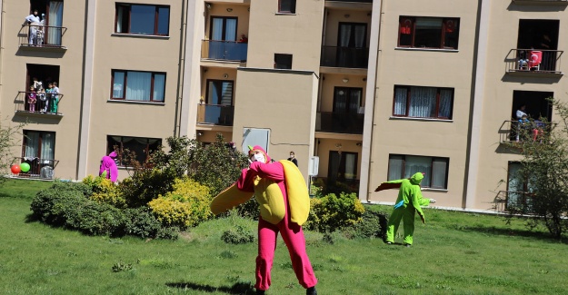 Evlerinden çıkmayan minikler sokakta tiyatro gösterisiyle moral buldular