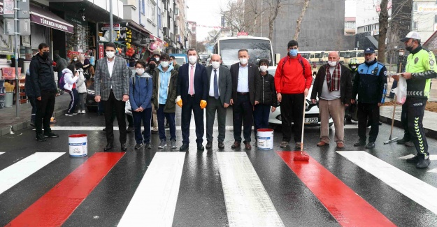 Bağcılar’da kaymakam ve başkan yaya geçitleri kırmızıya boyadı