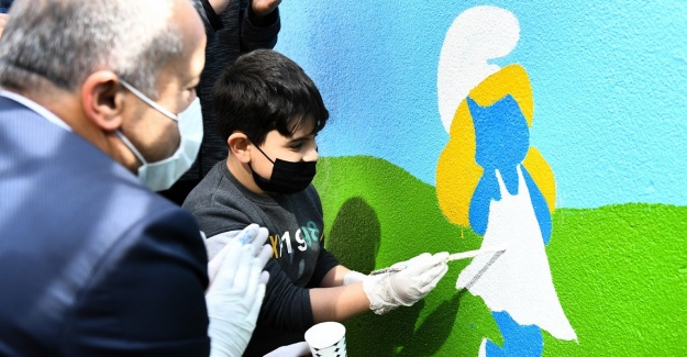 Parkların duvarları çocuklar için renklendiriliyor