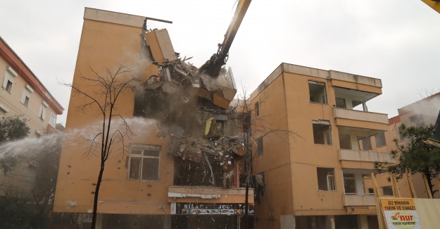 Deprem riski taşıyan 250 daire aynı gün yıkıldı