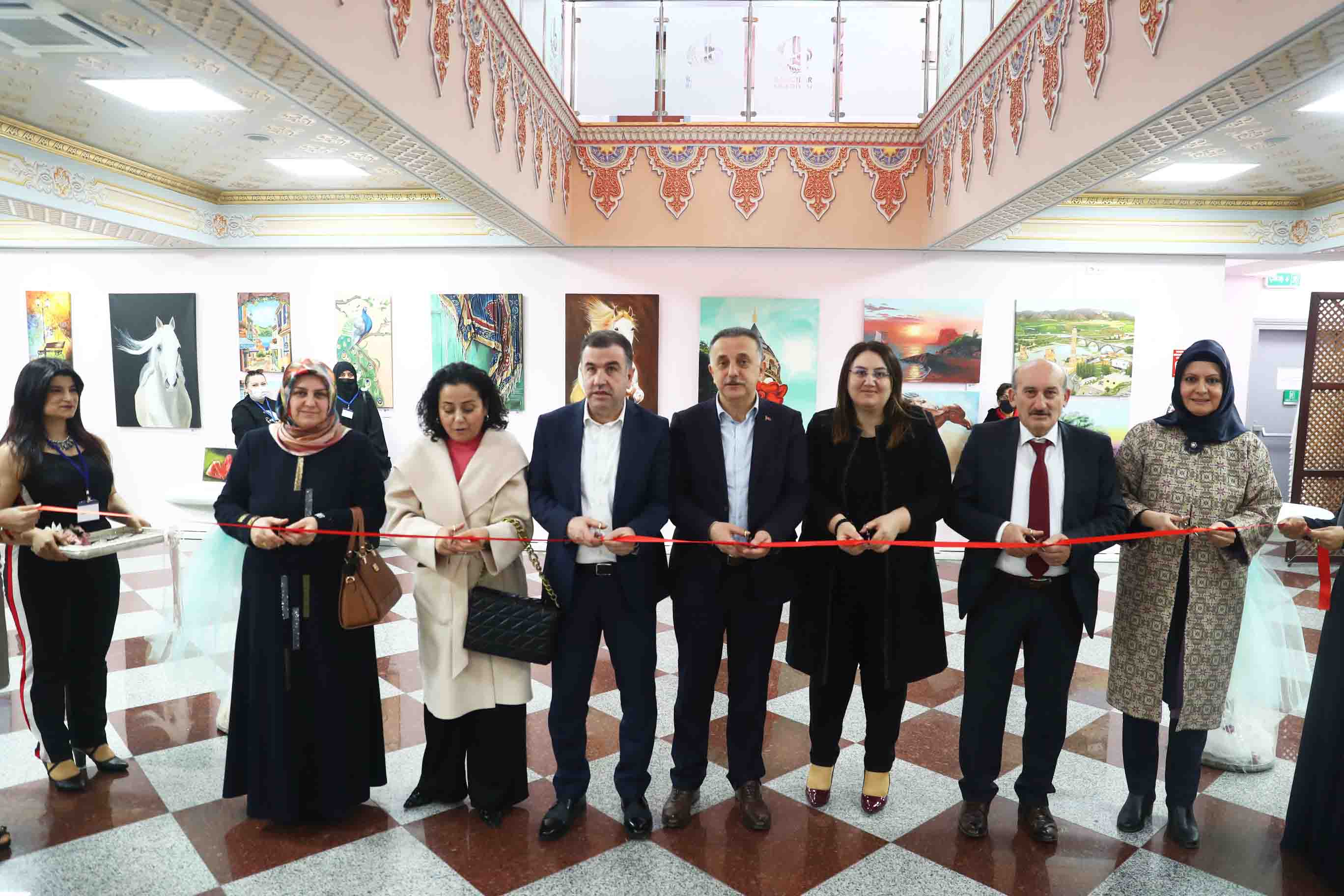Kadınlar resimleriyle baharı getirdi