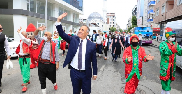Sultangazi’de bayram coşkusu sokaklara taştı