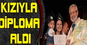 Kızıyla diploma aldı