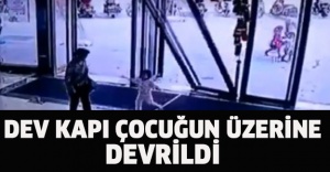 Dev kapı küçük çocuğun üzerine devrildi