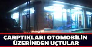 Çarptıkları otomobilin üzerinden uçtular