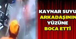 Kaynar suyu arkadaşının yüzüne boca etti