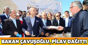 Bakan Çavuşoğlu, pilav dağıttı