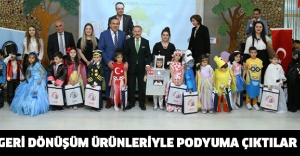 GERİ DÖNÜŞÜM ÜRÜNLERİYLE PODYUMA ÇIKTILAR