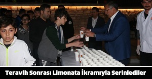 Teravih Sonrası Limonata İkramıyla Serinlediler