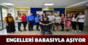 Engelleri babasıyla aşıyor