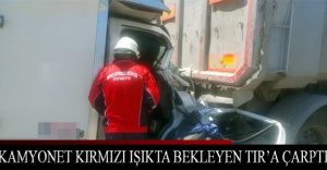 Kamyonet kırmızı ışıkta bekleyen TIR’a çarptı