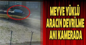 Meyve yüklü aracın devrilme anı kamerada