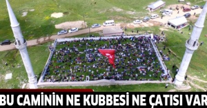 Bu caminin ne kubbesi ne çatısı var