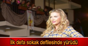 İlk defa sokak defilesinde yürüdü