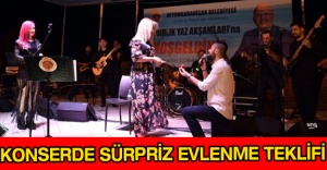 Konserde sürpriz evlenme teklifi
