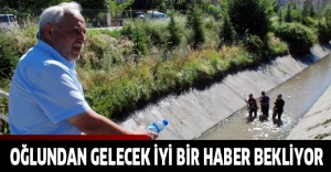 Oğlundan gelecek iyi bir haber bekliyor