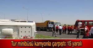 Tur minibüsü kamyonla çarpıştı: 15 yaralı
