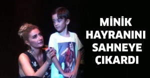 Minik hayranını sahne çıkardı