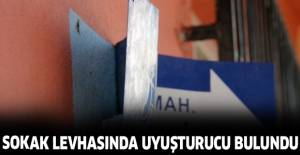 Sokak levhasında uyuşturucu bulundu