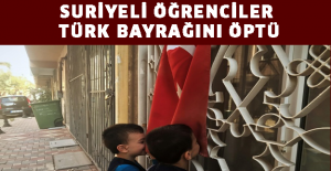 Suriyeli öğrenciler Türk bayrağını öptü