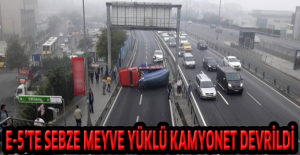 E-5’te sebze meyve yüklü kamyonet devrildi