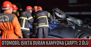 Otomobil ışıkta duran kamyona çarptı: 2 ölü