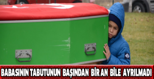 Babasının tabutunun başından bir an bile ayrılmadı
