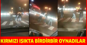 Kırmızı ışıkta birdirbir oynadılar