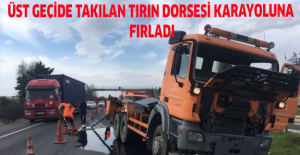 Üst geçide takılan tırın dorsesi karayoluna fırladı