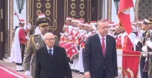 Erdoğan Tunus’ta resmi törenle karşılandı