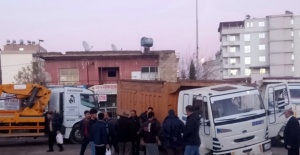 Kamyon çöken yola düştü
