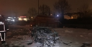 Lüks otomobil kamyonete çarpıp yandı