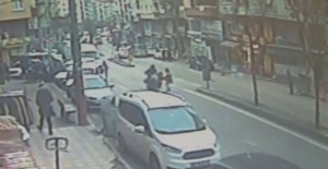 Motosikletin çarptığı çocuk havaya fırladı