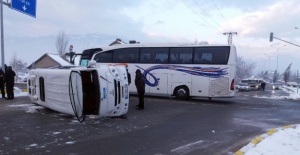 Öğrencisi servisi ile yolcu otobüsü çarpıştı