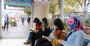 Otobüs durakları kütüphane oldu