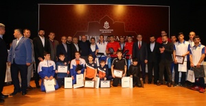 Güreş’in yıldızları ödüllendirildi