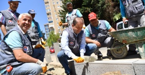 Ali Kılıç işçilerle kaldırım taşı döşedi