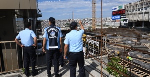 - Esenyurt'ta öğrneciler rahatsız olmasın diye inşaatlar durduruldu.