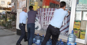 Standartlara uymayan tabelalar zabıta ekiplerince sökülüyor