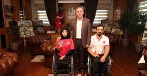 Akdeniz Oyunları şampiyonu Zübeyde Süpürgeci Başkan Çağırıcı’yı ziyaret etti