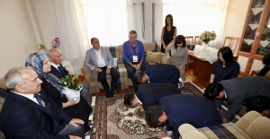 Gazilerin Önünde Eğildiler