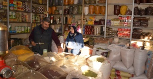 IĞDIR’DA İĞDE TOZU SATAN BAHARATÇIYA BÜYÜK İLGİ