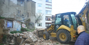 Kartal’da Çevreyi Tehdit Eden Metruk Yapıların Yıkımına Devam Ediliyor
