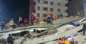 Küçükçekmece Belediyesi Sivil Savunma Ekipleri Çöken Binanın Enkazında..