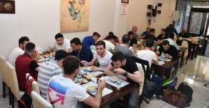 Hocadan Oyuncularına Yemek
