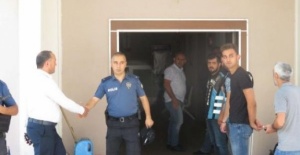 Trafik magandasıyla tokalaşan polis açığa alındı