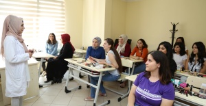 Genç kızlar makyöz olmak yetişkin kadınlar ise kendi cilt güzelliği için kursa gidiyor