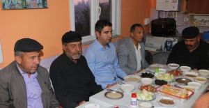 Gökhan Yüksel, VelibabaCemevi'nde muharrem iftarına katıldı