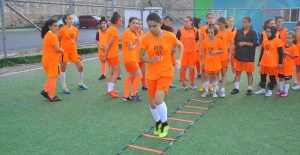 EYÜPSULTAN’IN TEK BAYAN FUTBOL TAKIMI: KEMER FK