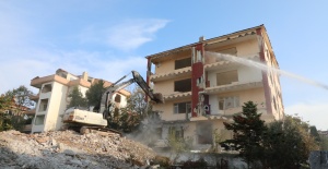 Büyükçekmece’de risk taşıyan 5 bina  yıkıldı